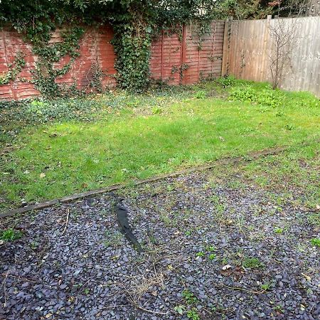Central London Double Bed Apartment: Steps from Platform Station Exterior photo