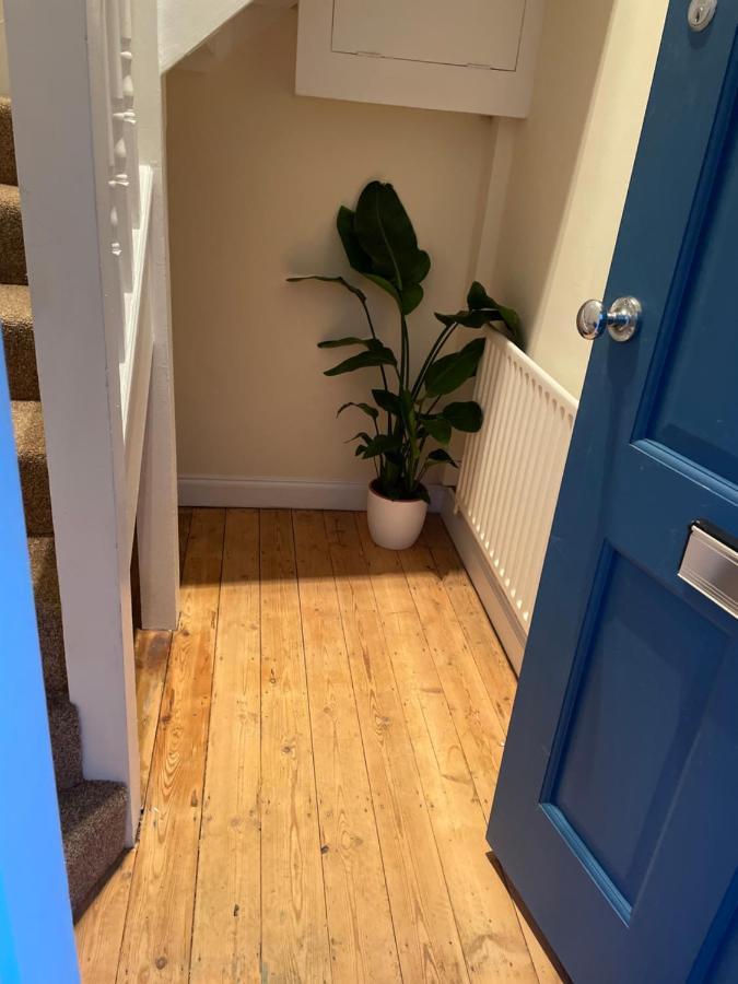 Central London Double Bed Apartment: Steps from Platform Station Exterior photo