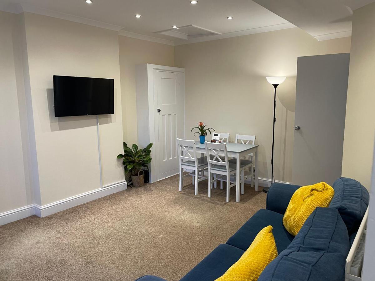 Central London Double Bed Apartment: Steps from Platform Station Exterior photo