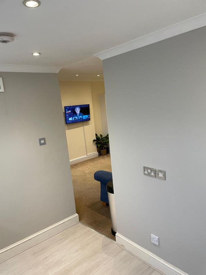 Central London Double Bed Apartment: Steps from Platform Station Exterior photo