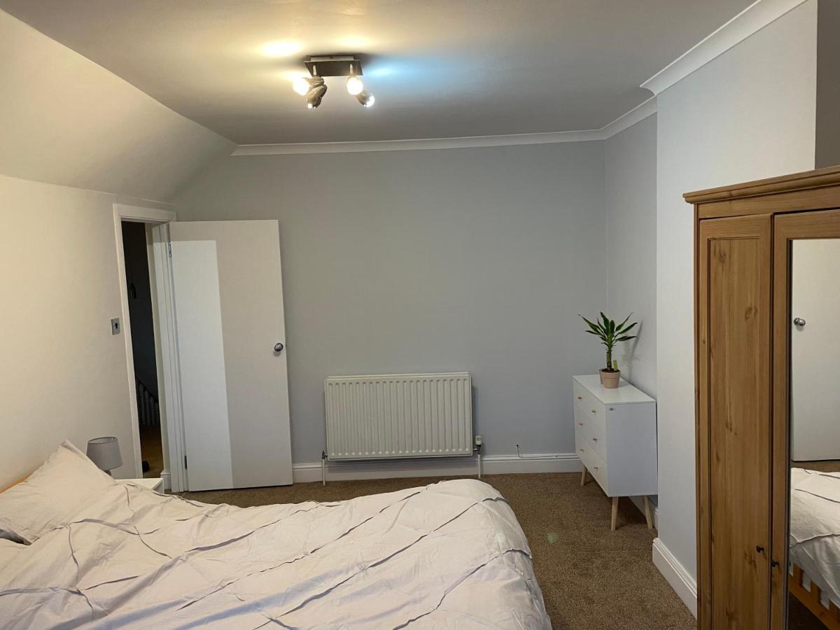 Central London Double Bed Apartment: Steps from Platform Station Exterior photo